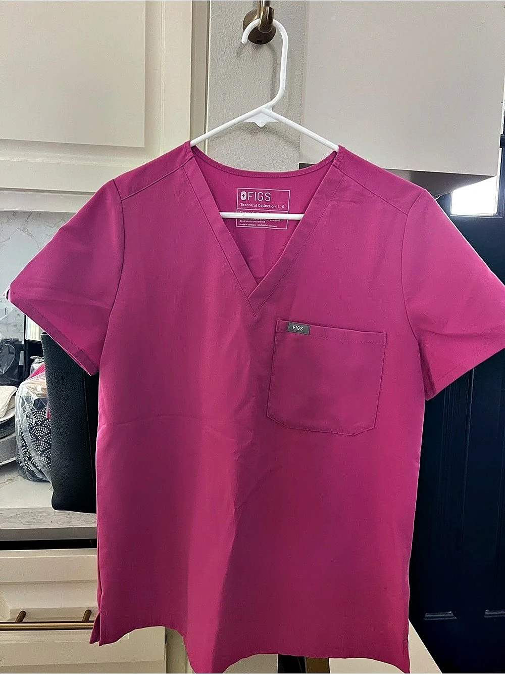 FIGS Catarina Scrub Top V-Neck bright Pink Small
